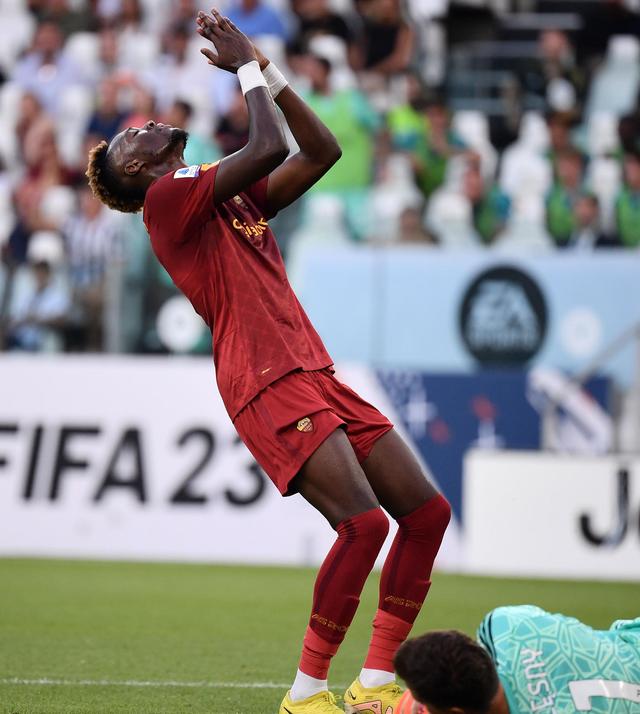 关于罗马中锋射门频繁偏离，锋线效率差的信息