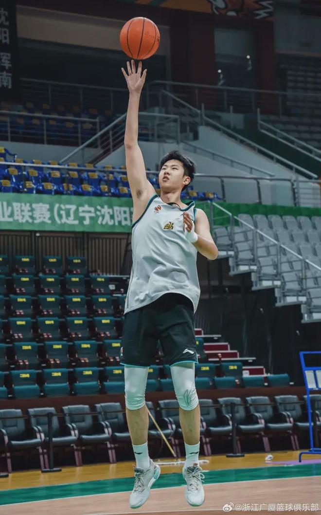 包含中国篮球风云再起，球员表现抢眼的词条