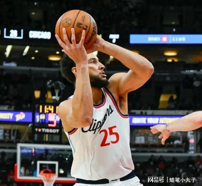 关于保罗高效出战雷霆战胜，西蒙斯状态黯淡的信息