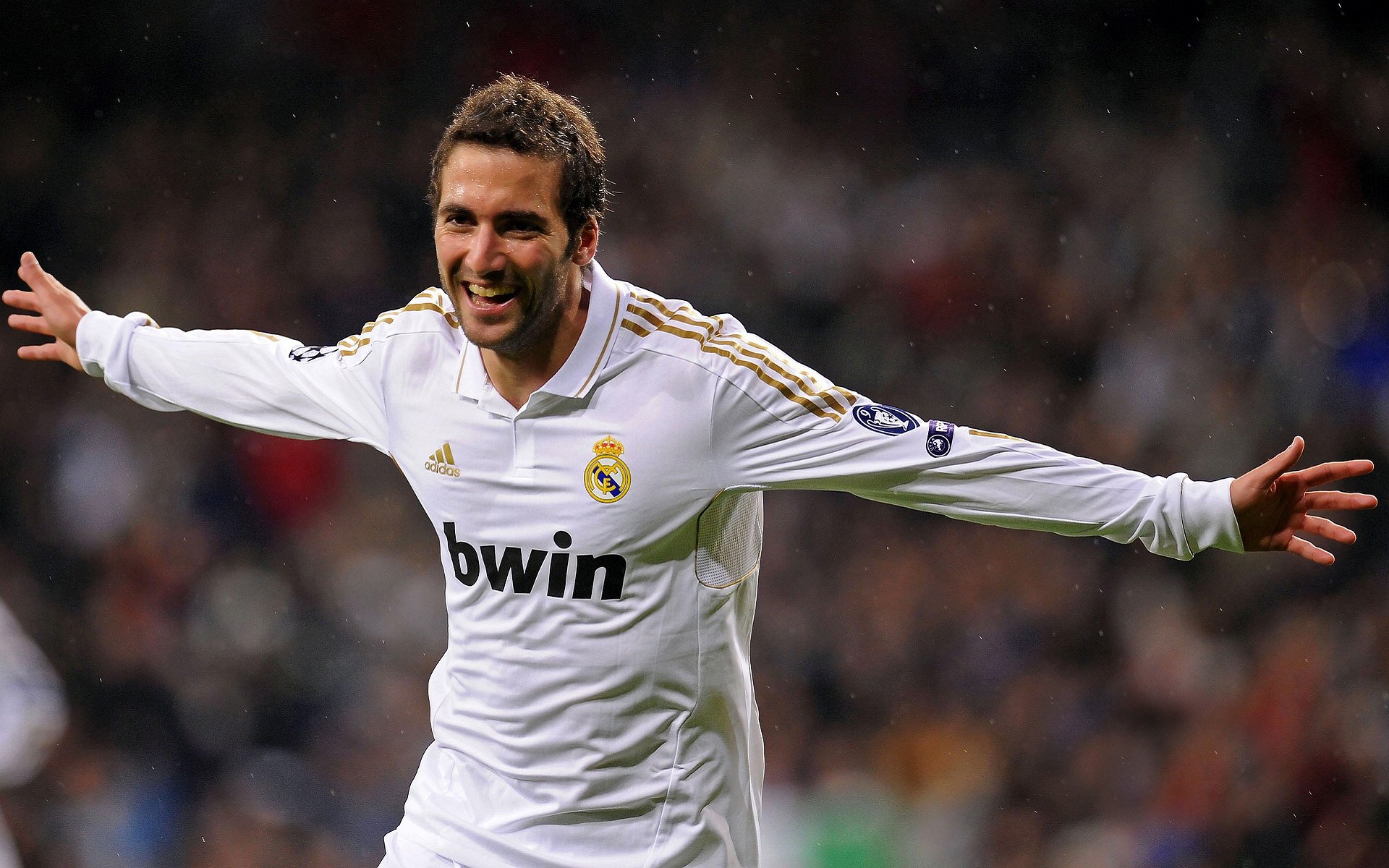 爱游戏娱乐-赛道之外，当F1引擎轰鸣遇见玻利维亚终结埃及的足球传奇