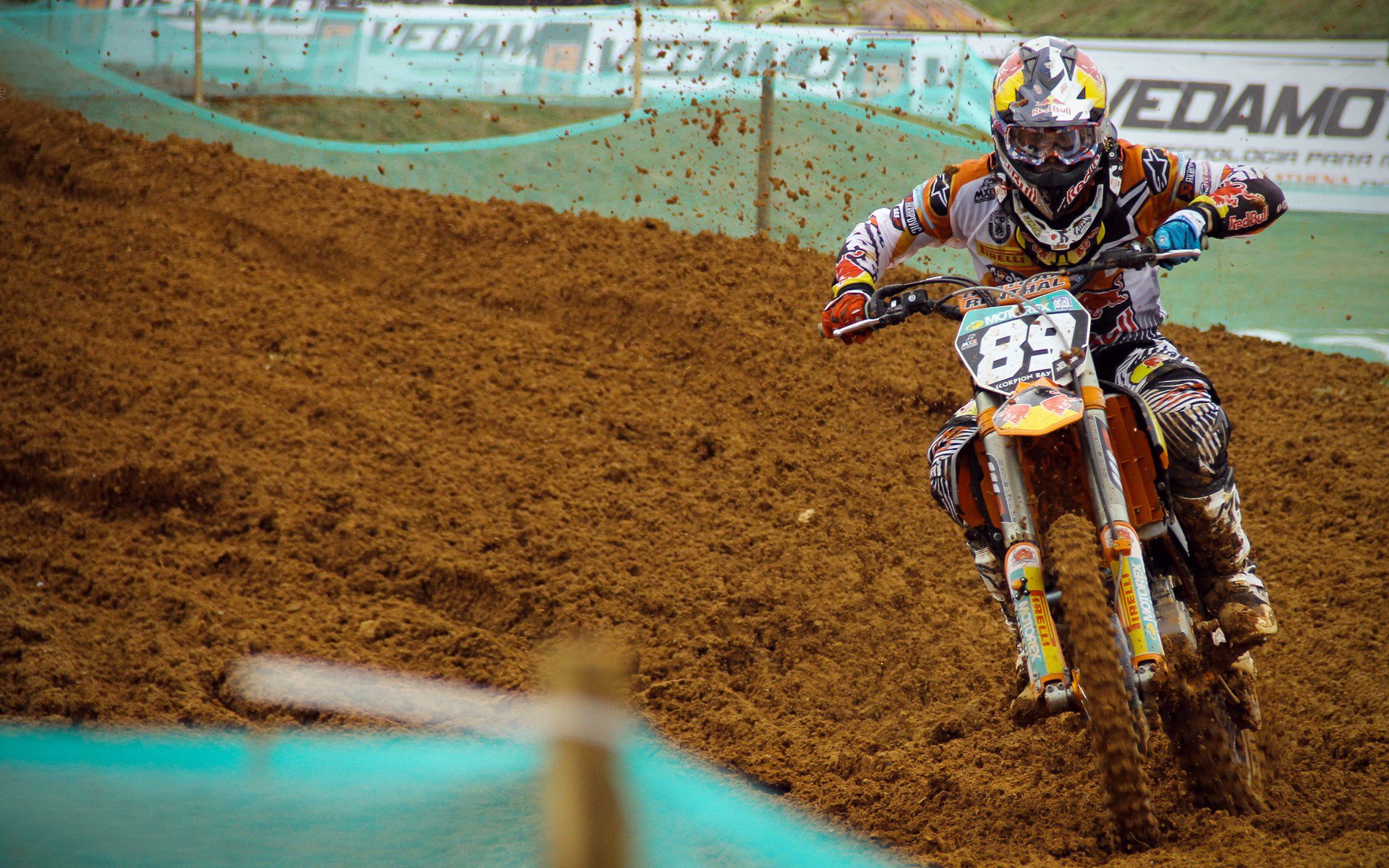 马刺险胜上海队，麦科勒姆统治全场