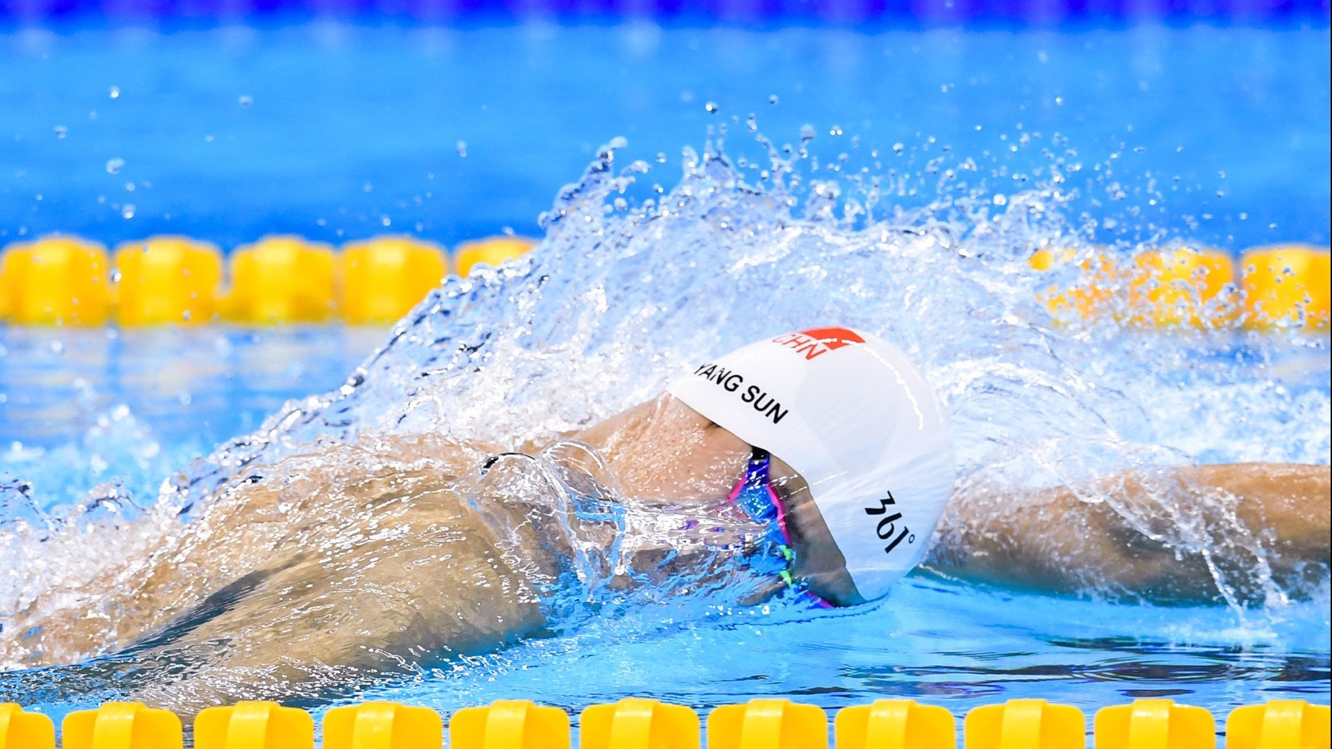 孤胆英雄与团队之光，独行侠的险胜与布克的带队之道